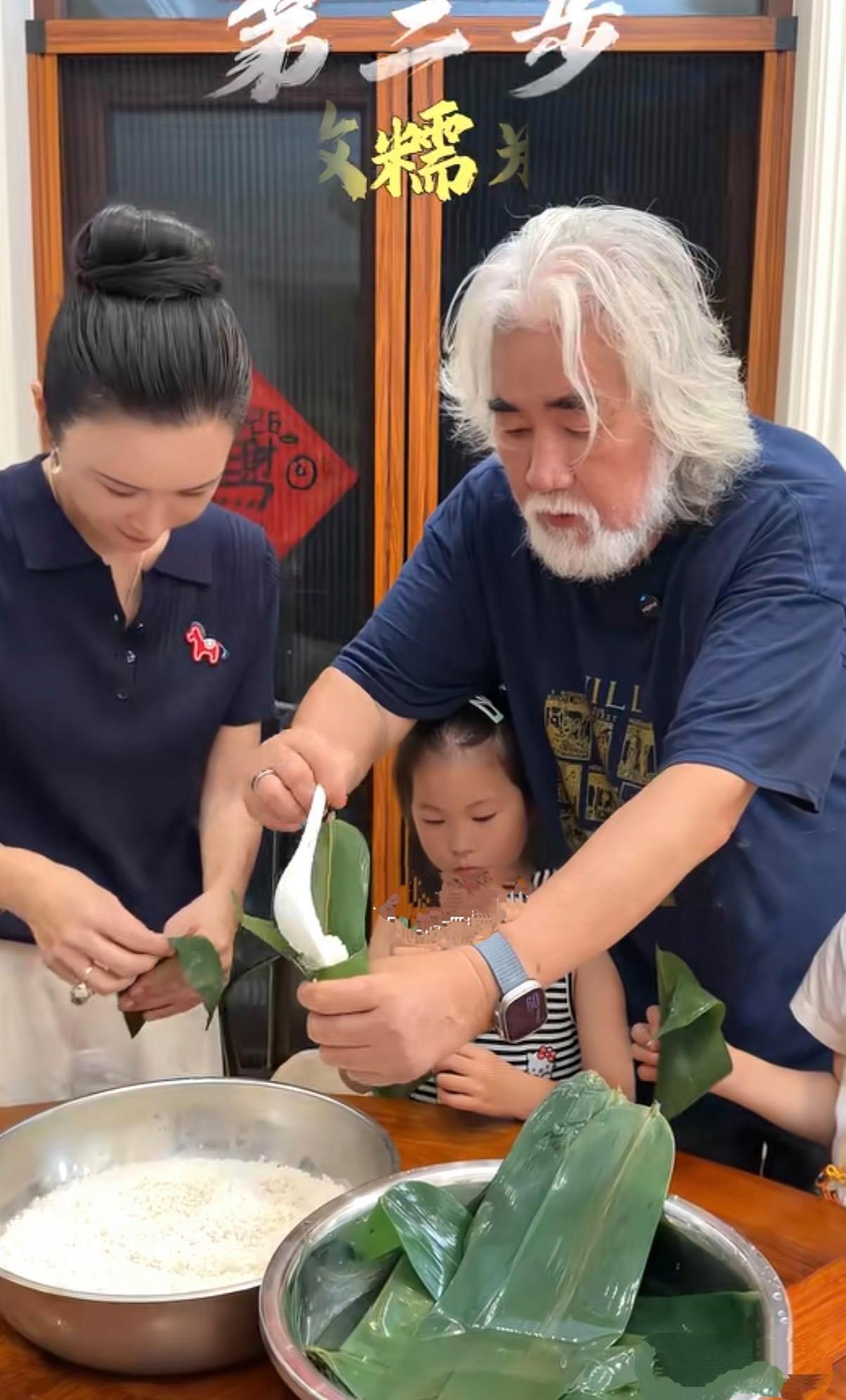 张纪中和娇妻杜星霖端午节一起包粽子，一家老小齐上阵，家庭氛围感超温馨。44岁的杜