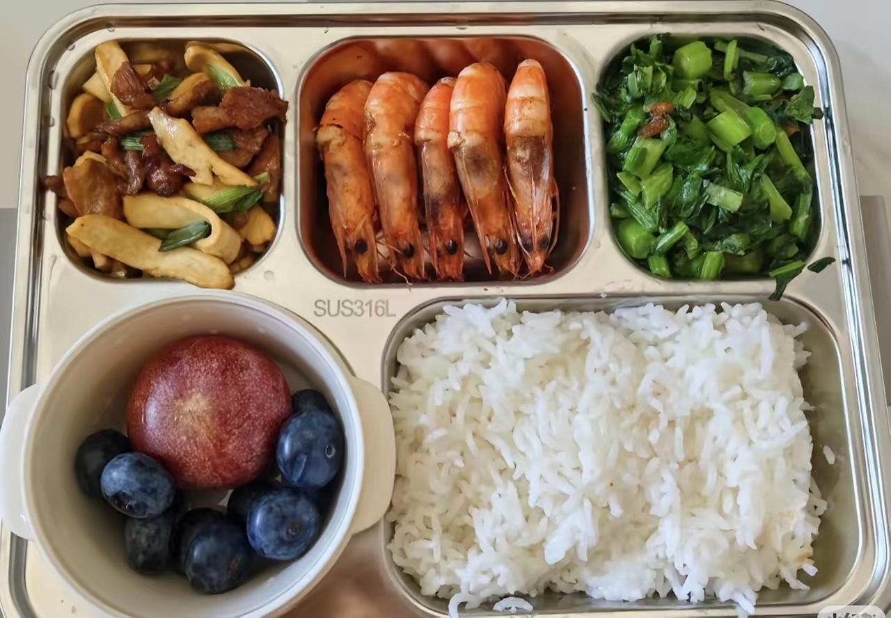 上海绿捷餐饮不是个例！现在很多餐饮公司入驻学校食堂，拿的是高价钱，卖的是预制菜