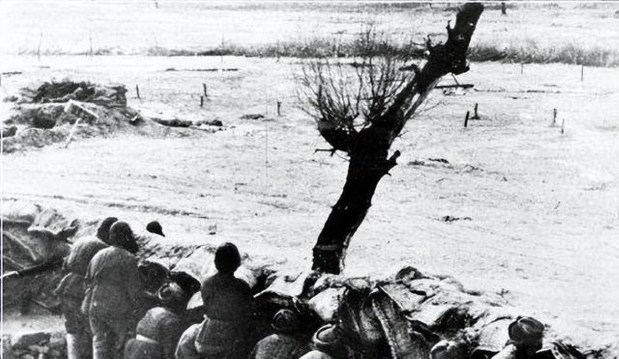 1950年的一天，5000土匪将解放军包围了起来，意外的是：匪首因听错哨兵一个字