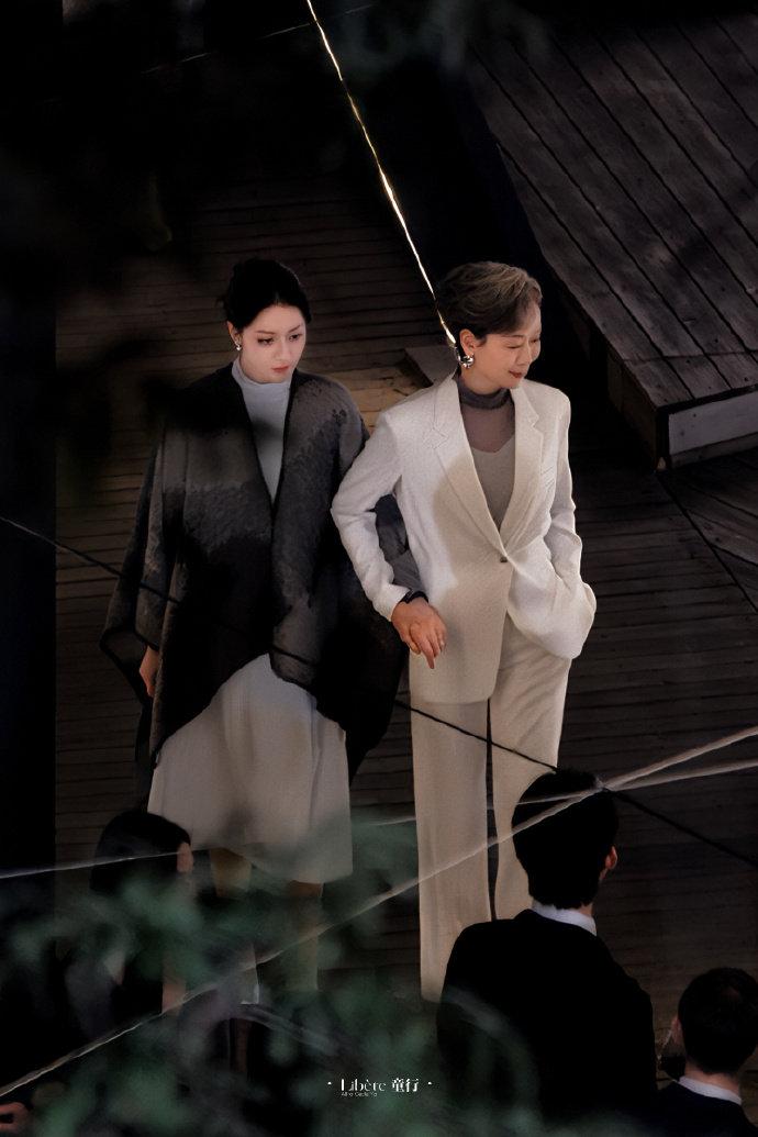 叶童这气质真的是“玛莎拉蒂老了也是玛莎拉蒂”！62岁穿白西装自带松弛贵气，和迪丽