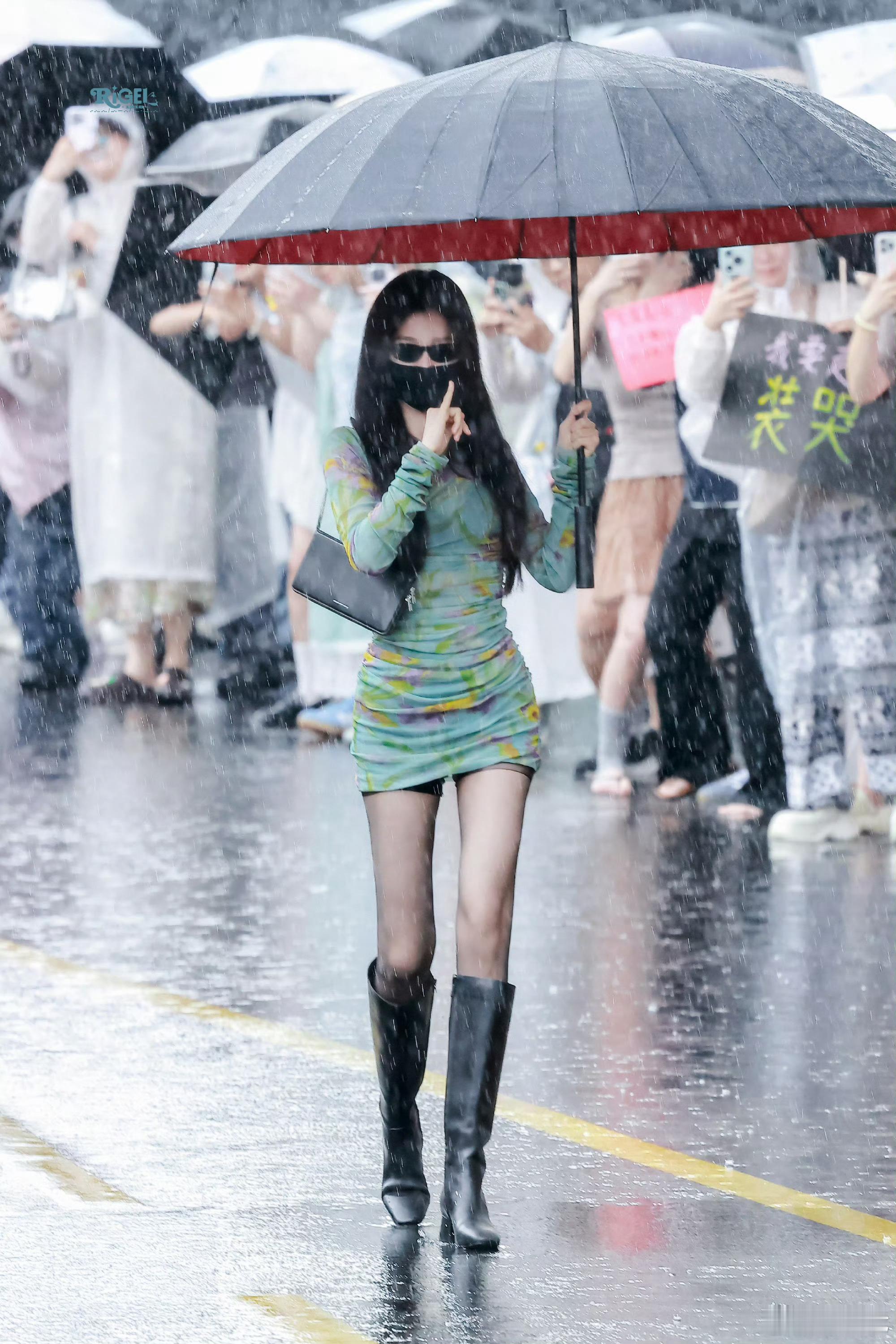 虞书欣黑丝一身简约又吸睛的搭配，将身材优势展现出来，雨中行走氛围感直接拉满。