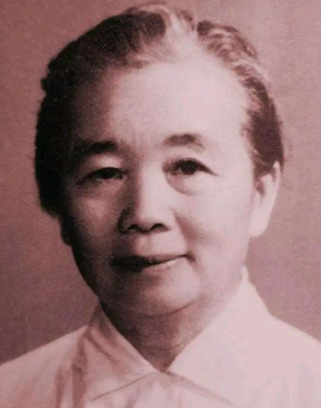 1937年，西路军组织部长张琴秋被俘后改名为苟秀英。押解路上，一个女俘频频回头望