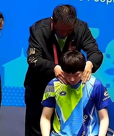 怎么赢得了女单冠军，连伤病的权利都没有了吗？王曼昱颈肩老伤复发，黑龙江队送曼昱