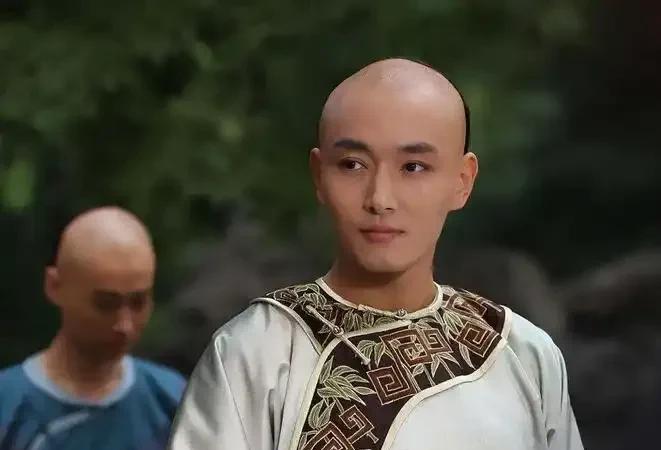 皇帝对甄嬛，是莞莞类卿！允礼喜欢甄嬛，会不会也是因为纯元？纯元那么漂亮，甄嬛又那