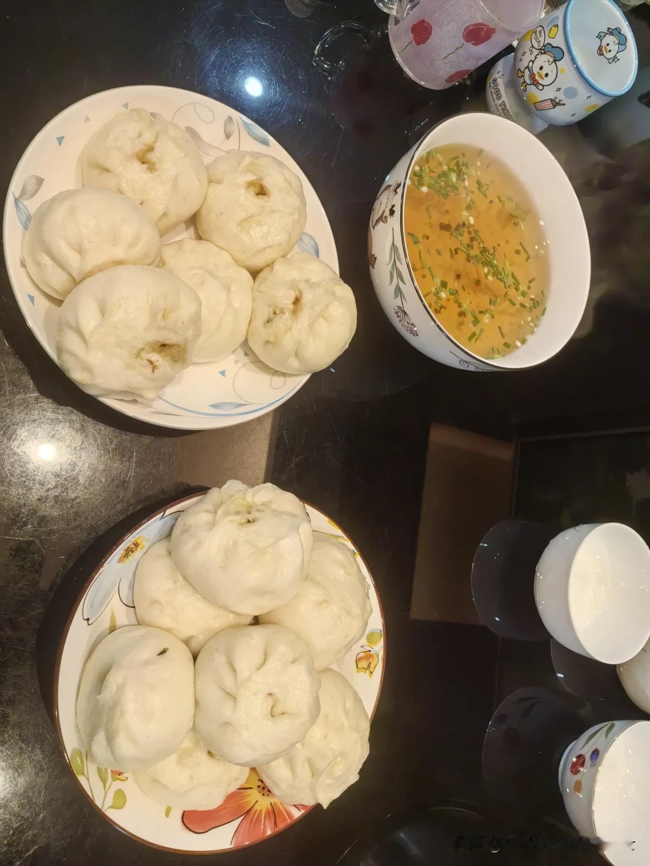 今晚蒸的包子，老公说超级好吃，他吃了6个，我吃了5个。昨天看到一个朋友晒自家