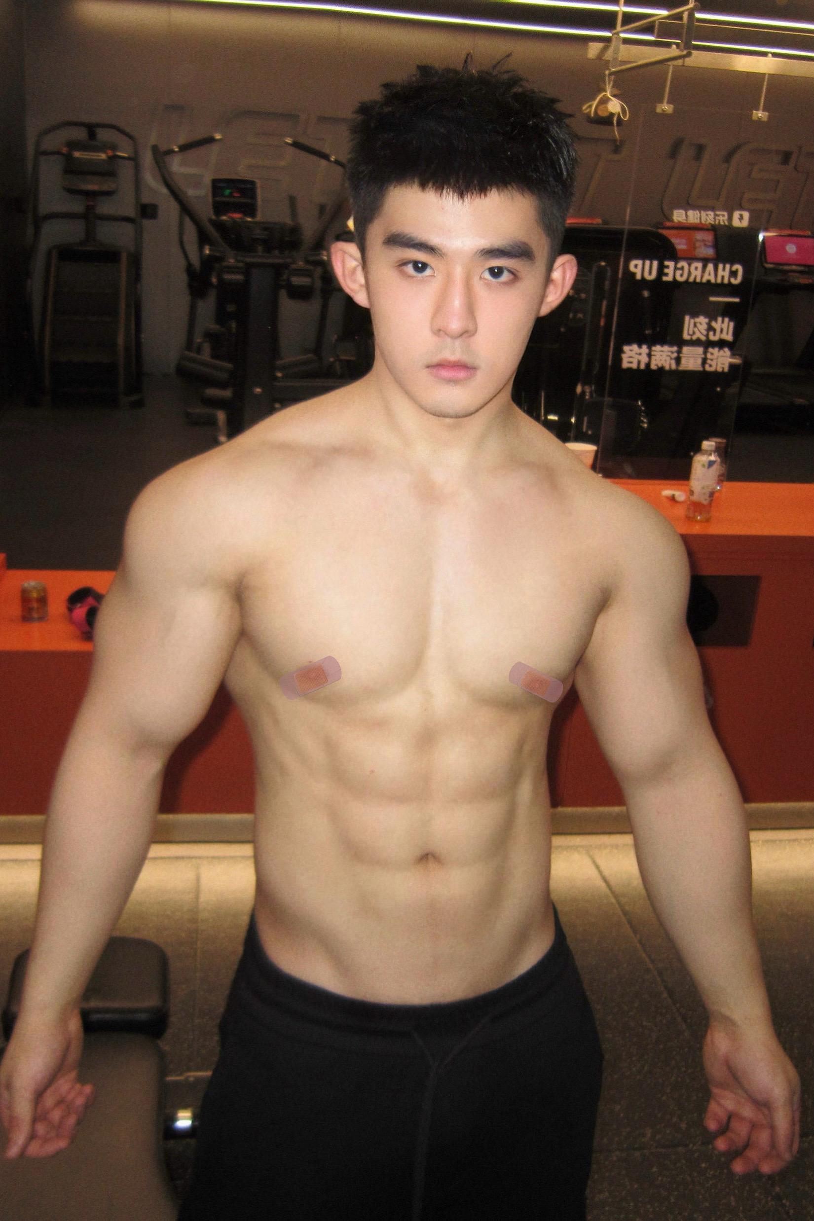 肌肉冷脸萌💪。