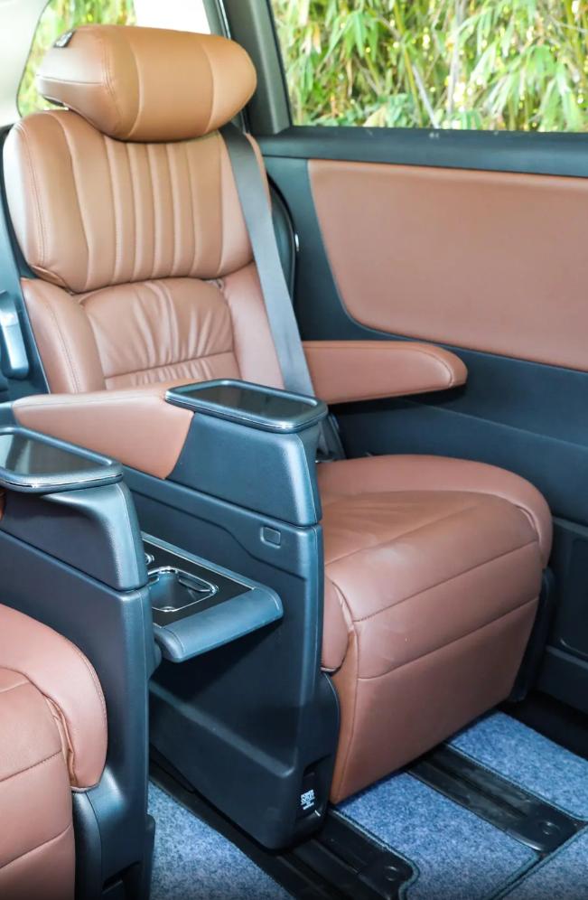 奥德赛是一款采用双擎动力的MPV车型，这款车的优势还是挺多的，但是我感觉空间才是