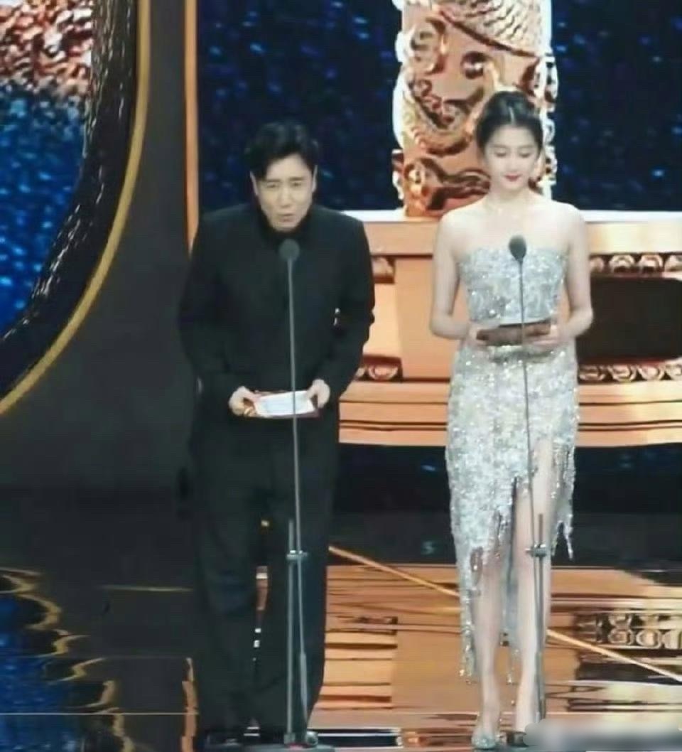 这造型师可以加工资了感觉这是最适合关晓彤的一次造型了，衣服完全扬长避短了