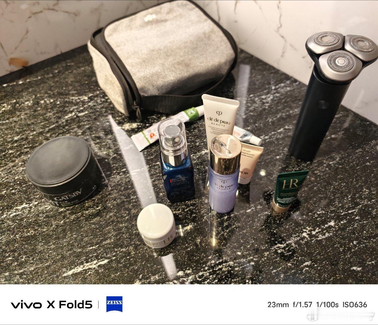 还是年轻好啊，以前出差我就带一瓶洗面奶或者不带用凉水洗脸，现在带了一堆瓶瓶罐罐，