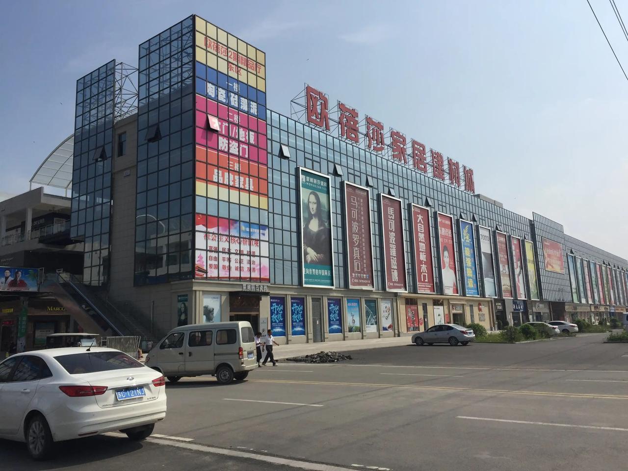 电商之辩：功过背后的深层博弈电商的崛起，无疑为当下的中国经济版图立下了汗马功