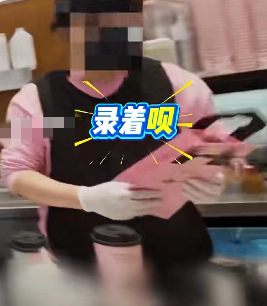 商家点出餐却迟迟不给装，骑手十分着急想自己打包，店员一把夺过餐不让骑手打包还态度