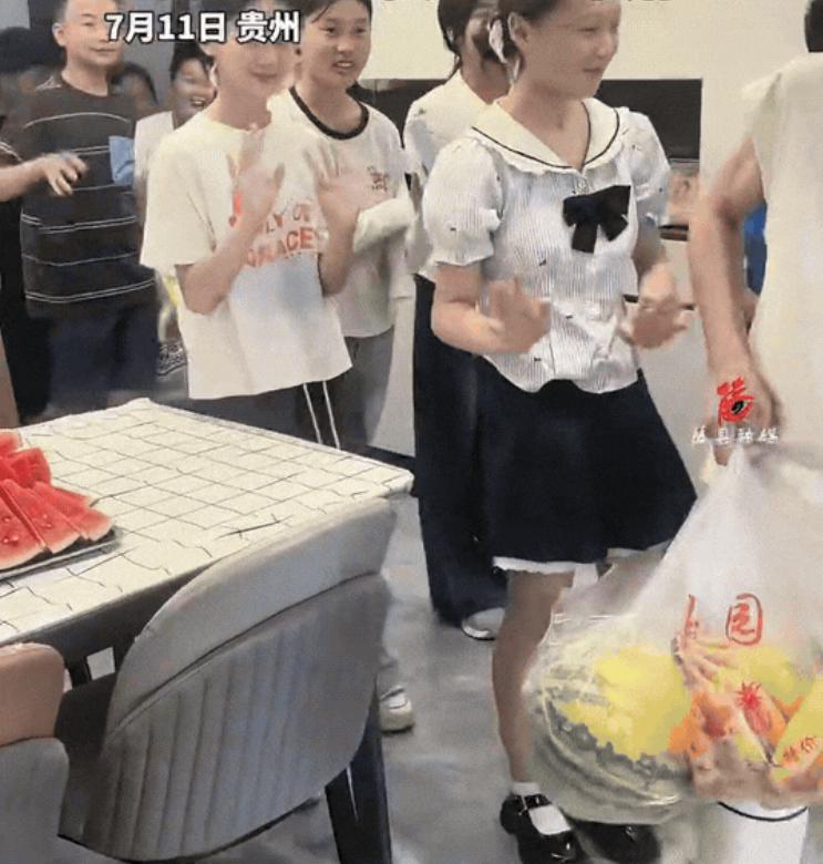 万万没想到。贵州，一男孩告诉妈妈，要邀请同学来家里吃饭，妈妈起初以为就儿子的人缘