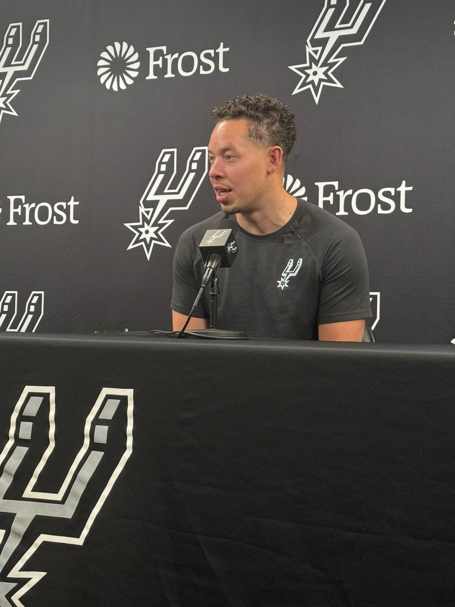 米奇·约翰逊关于文班亚马状态变化的回答：“每天都有一个问题……只是因为他距离上次