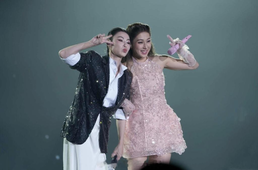 钟嘉欣佛山演唱会与张柏芝合唱《任何天气》圆梦摸曾比特卷发验真假“Remembe