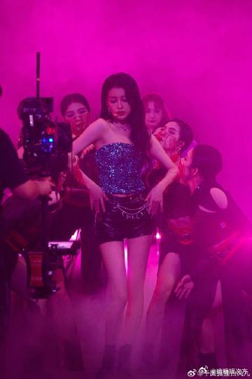 终于等到孙怡上浪姐了孙怡来了，舞台瞬间亮起来！甜美笑容配上实力表演，姐姐尽情浪