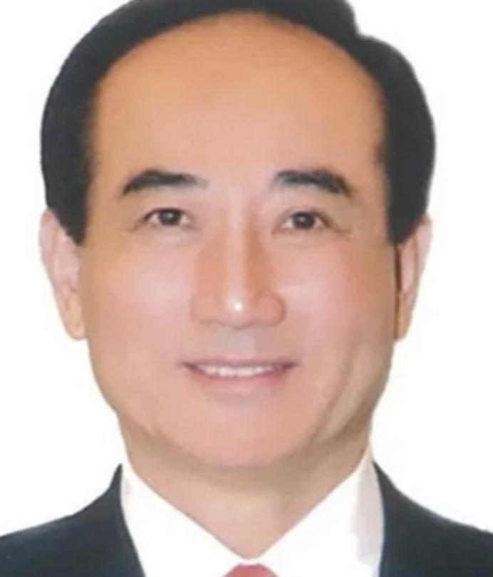2017年张亚中曾说：国民党有四种，第一是美国国民党，代表人物是朱立伦。主张亲美