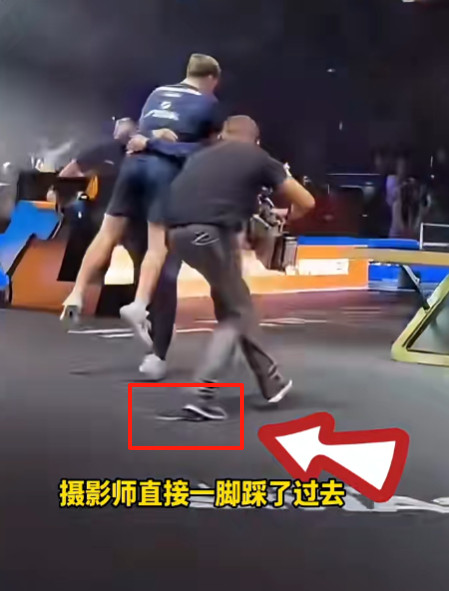 莫雷加德球拍被踩说明了球拍根本没那么容易被踩坏，自己买个几十块钱的拍试试就知道