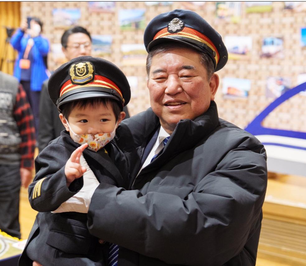 石破茂拉票的方式比较特殊，他把自己扮成“铁路警察”，吸引了许多民众的支持。2月7