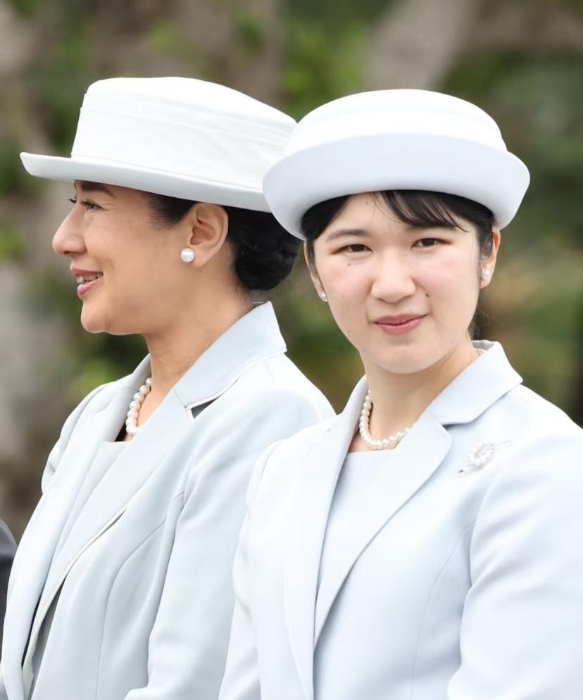 母女两个穿亲子装出席活动容貌还挺相似的爱子公主是天皇独女正式称呼是敬宫爱子