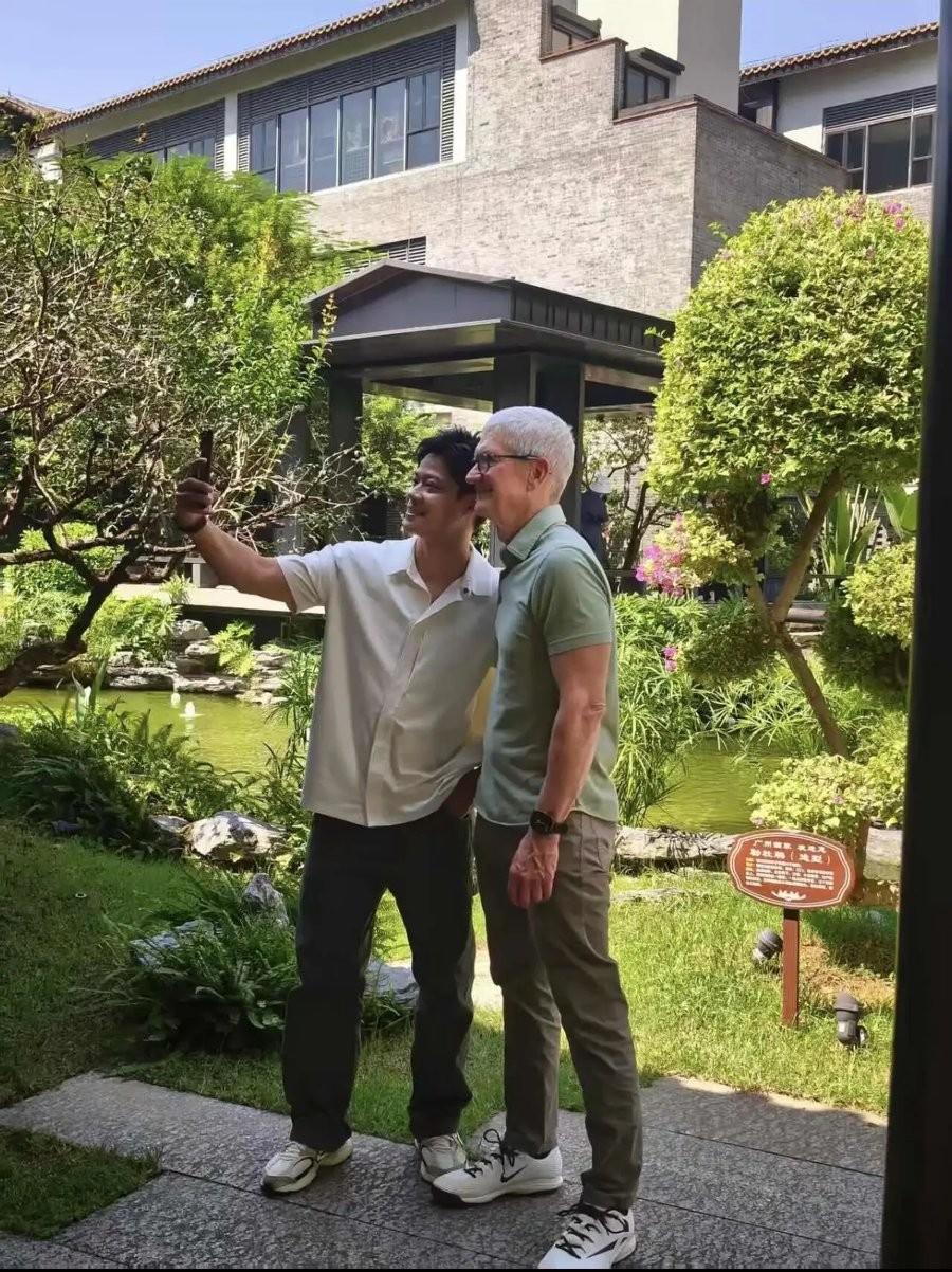 10月11日，库克到广州，居然和没代言过苹果手机的苏炳添一起在广州酒家吃饭，二人