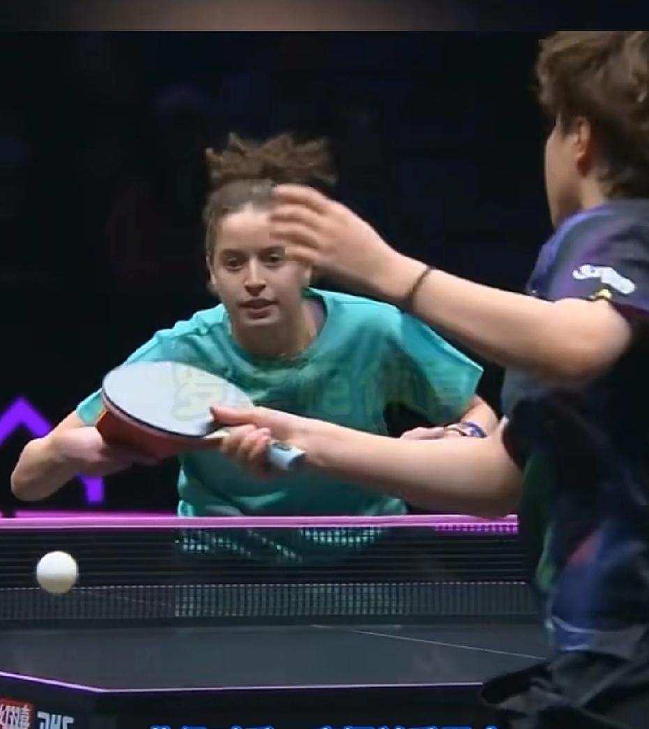 竟然在迪哥面前秀肌肉，结果被打到情绪失控！汉娜高达小姑娘挺有趣，所有情绪都写在脸