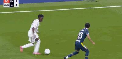 两脚惊天世界波，皇马拿下胜利！皇家马德里在伯纳乌球场以2-0轻松拿下西班牙人，