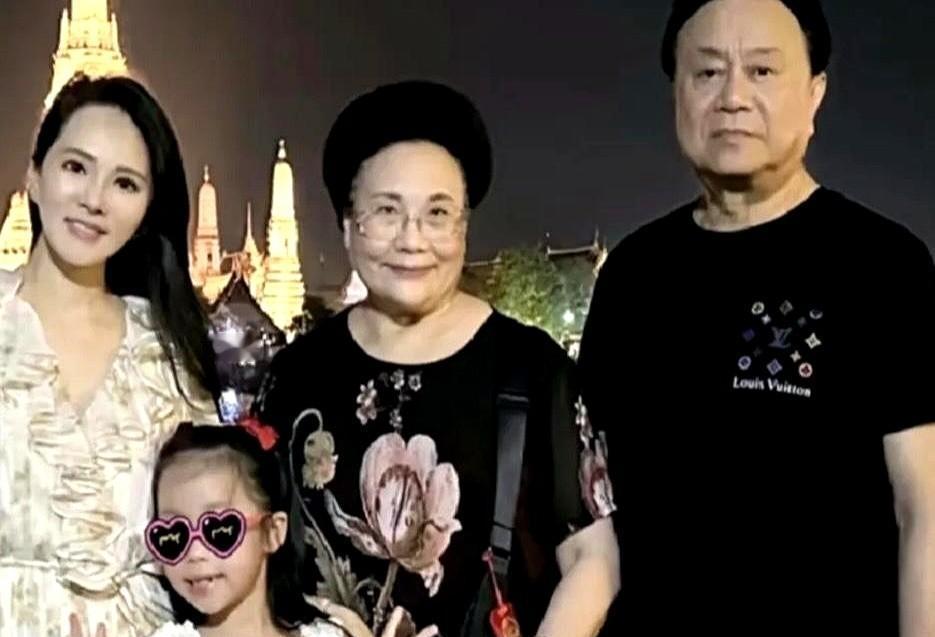 真正的炫富，是让孩子从小就不必“疗愈童年”。伊能静亮出的不是包和表。她亮出的