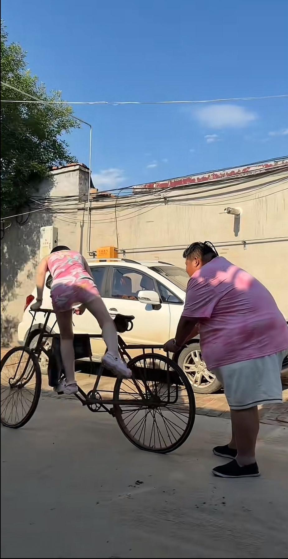 河北大胃王良子，吃着碗里的，看着锅里的，自己已经有女友娟了，还天天和女闺蜜，保定