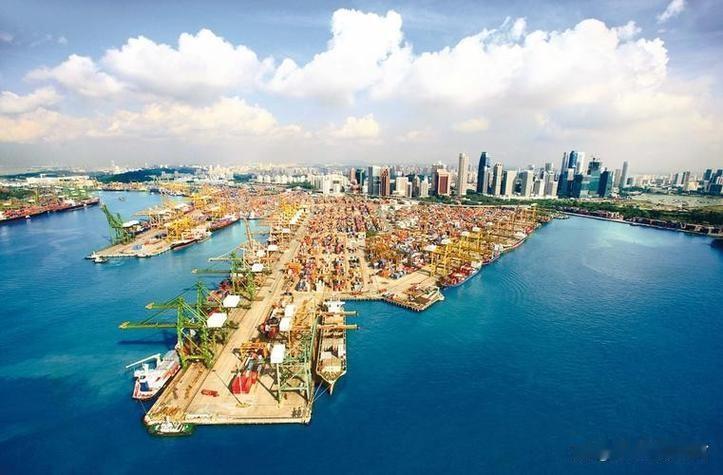 靠泊新加坡，引水是一名中国人，他一个月工资15000新币（78600人民币），他