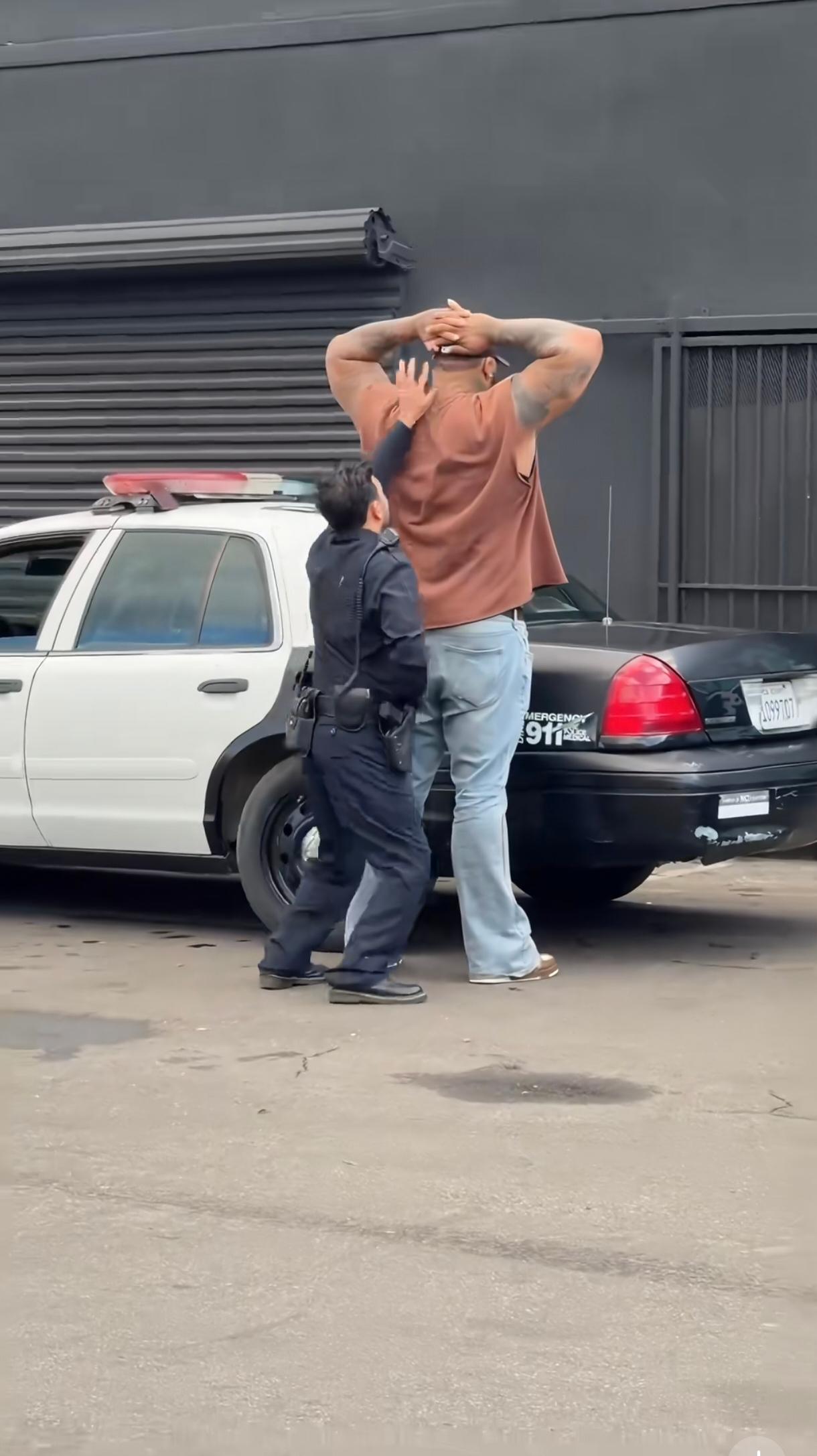 这是真的还是段子？美国警察不会单独行动的。犯人哪有这么高壮，和奥尼尔有一拼了。纽