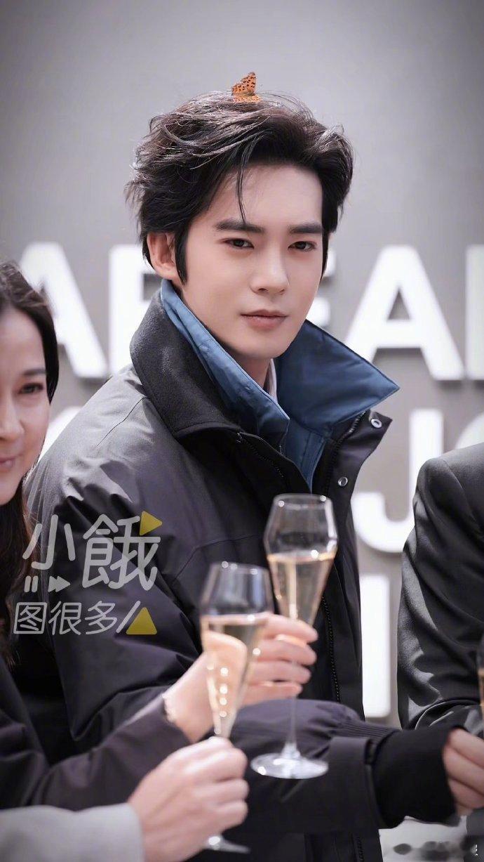 于适高智感穿搭绝了于适快闪店造型太绝！“温度兼风度，奢艺非奢望”被他演绎得超到