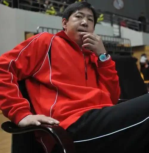随着天津女排一比三脆败山东女排无缘全锦赛决赛，陈方转正后的第一张答卷以失败告终，