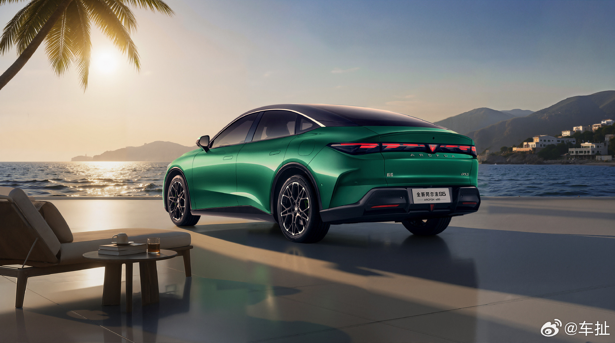 全新极狐阿尔法S5开启了预售，作为一台双动力的中型轿车，目前这个预售价格还是挺有