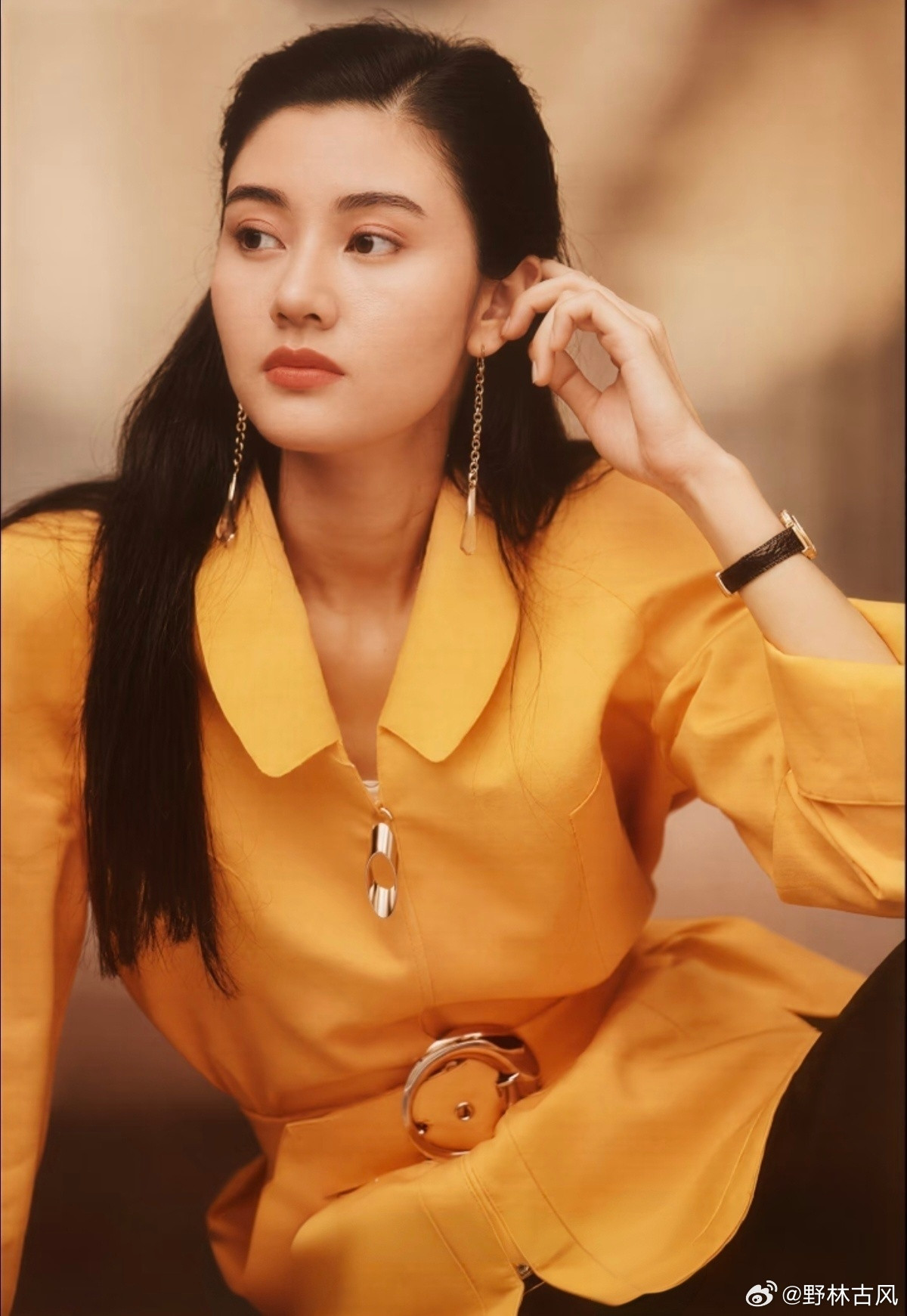 李嘉欣：老旧杂志内页，风衣皮裤颜值巅峰！