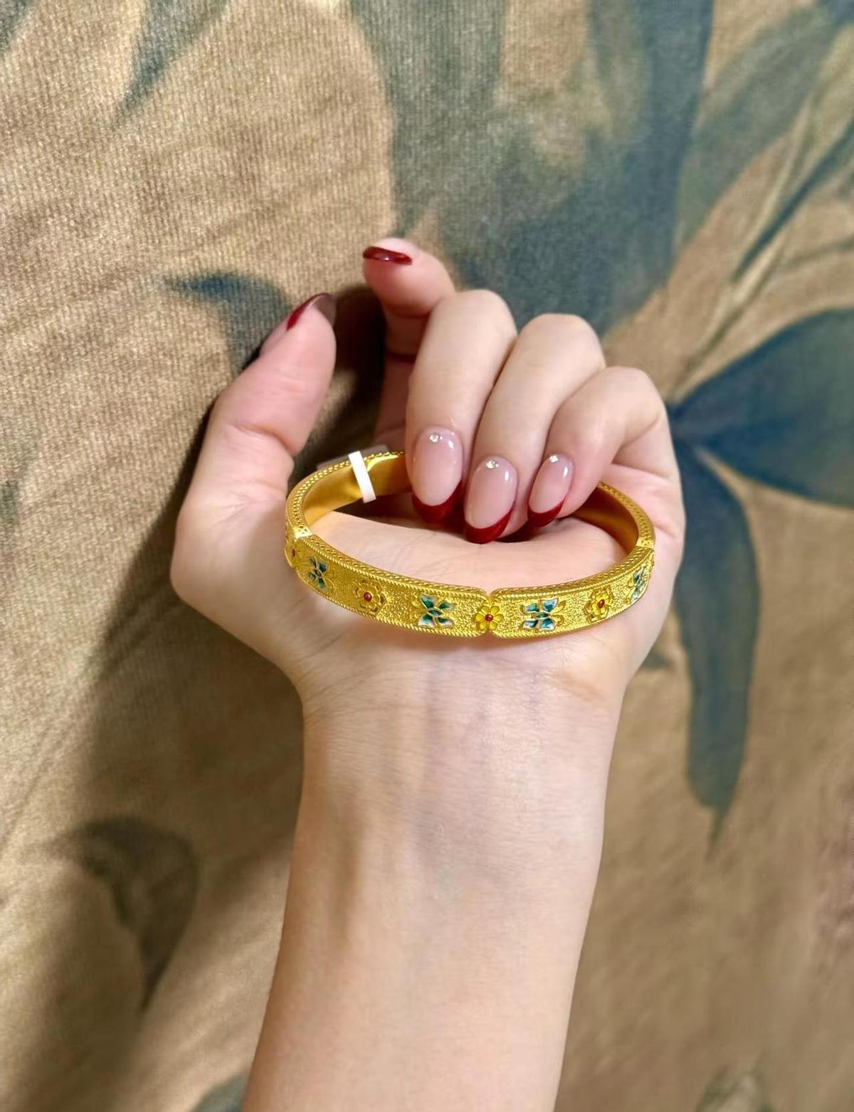 黄金不只是一块金属，是有人愿意为你花心思的证据。婚戒戴得久，不如福运手镯亮堂堂