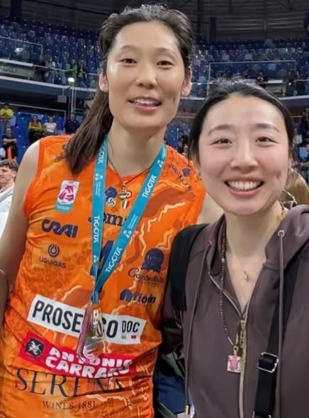 万万没想到！朱婷确定续约意甲豪门科内利亚诺，此番更是携手老搭档姚迪并肩出征，再度