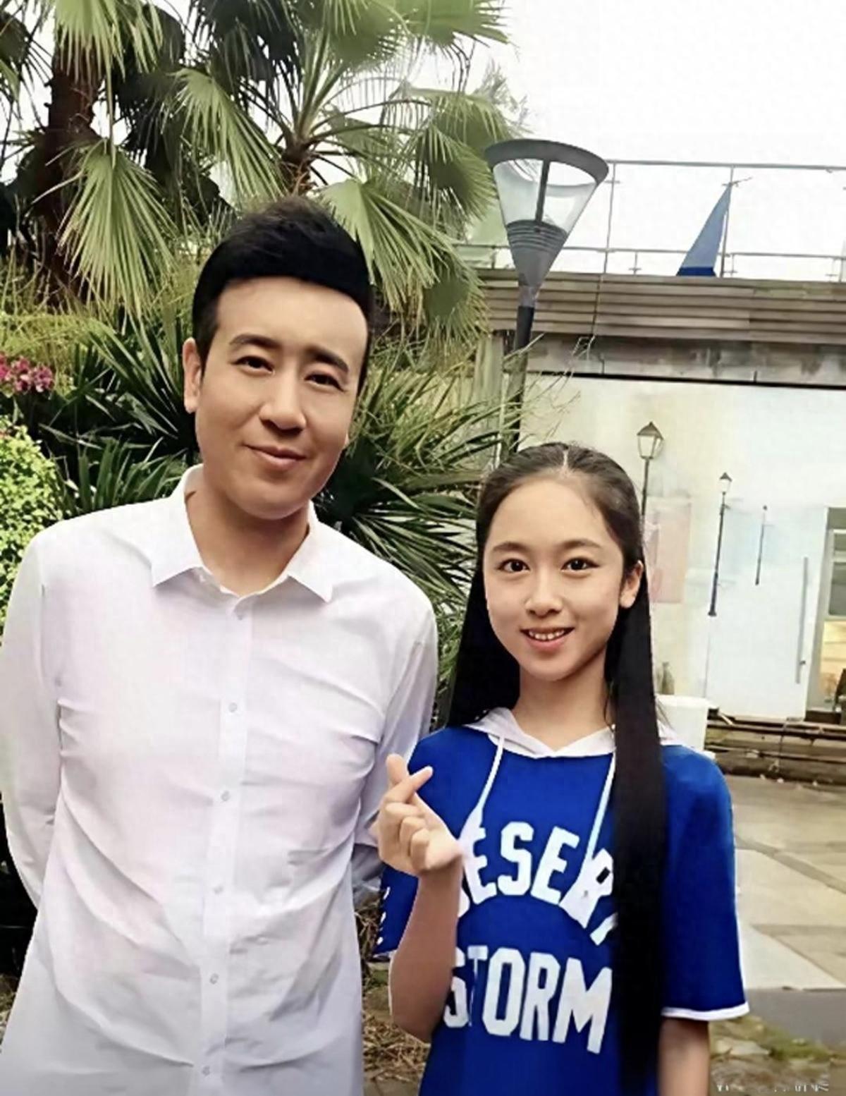 明星走红之后，一定要把家人推到镜头面前博热度吗？老戏骨于和伟就做出了不一样