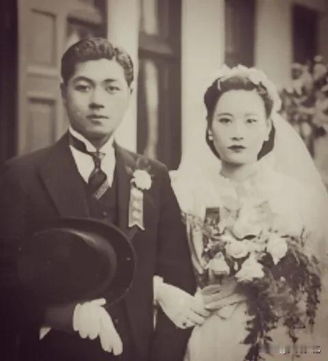 看到“她用手去堵他的肠子”我再也绷不住了。她在枪林弹雨里眼睁睁看着爱人断气。最戳