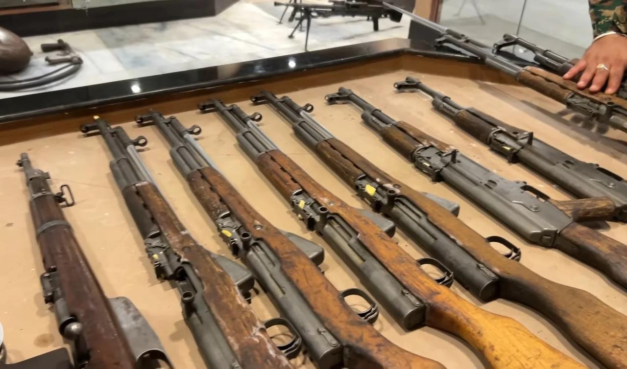 印度陆军博物馆展出1971年缴获的巴基斯坦步枪，包括SKS、56式
