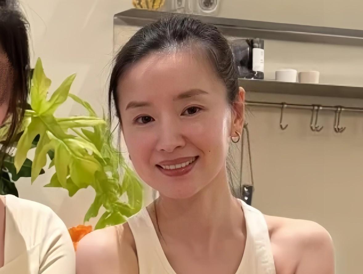 45岁董洁普拉提课生图太美，真人超小只，状态太绝了～～有网友在普拉提馆偶遇董洁，