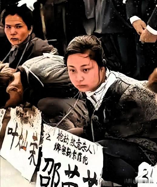 1995年东莞刑场，25岁女死刑犯邵苗苗蹲坐在地，静候死刑。她面容呆滞，双手反绑