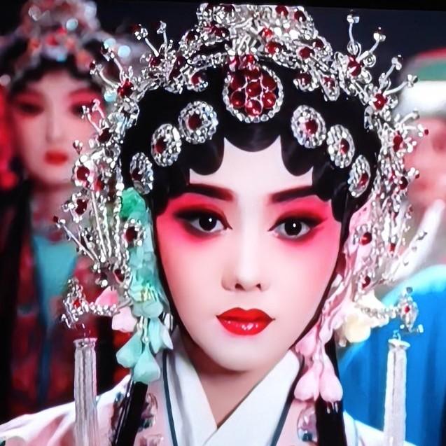 央视热播剧《主角》第三十四集里，忆秦娥首场演出超成功，给她敲鼓的是胡三元，能给外