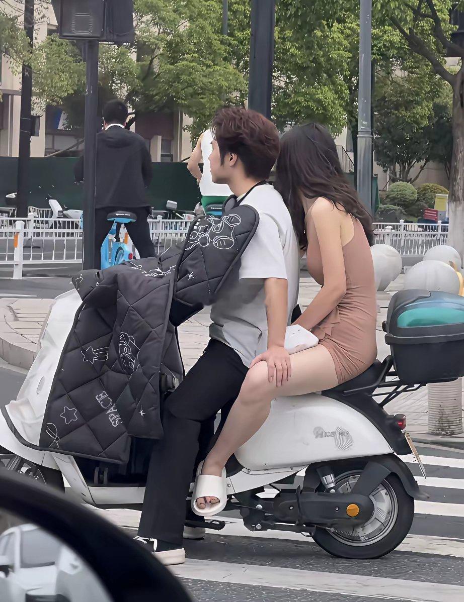 原来浪漫不一定需要四轮，两轮的后座，也能装满偏爱