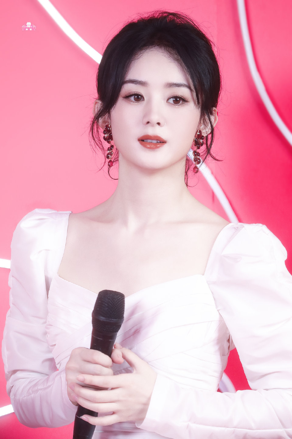 水灵灵，白白嫩嫩的水蜜桃甜妹