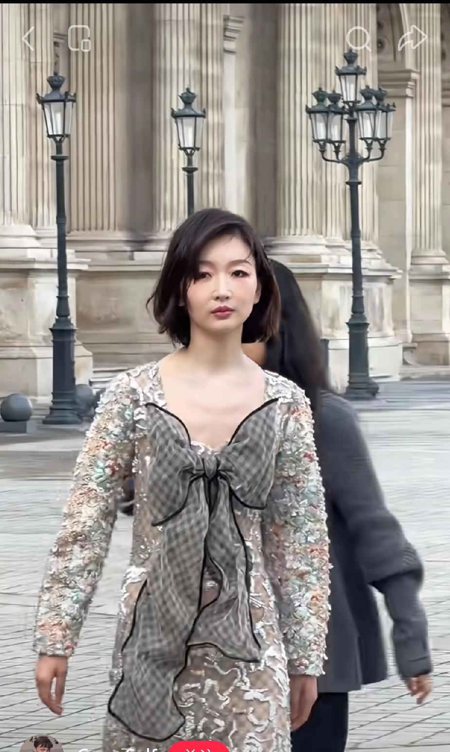 周冬雨出席巴黎时装周！​不看不知道，一看一跳，品牌方是想哪样，​感觉衣服把周