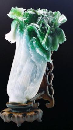 2007年，一名小学生在台北故宫观赏翠玉白菜，突然，他指着白菜上的蝈蝈大喊“这蝈