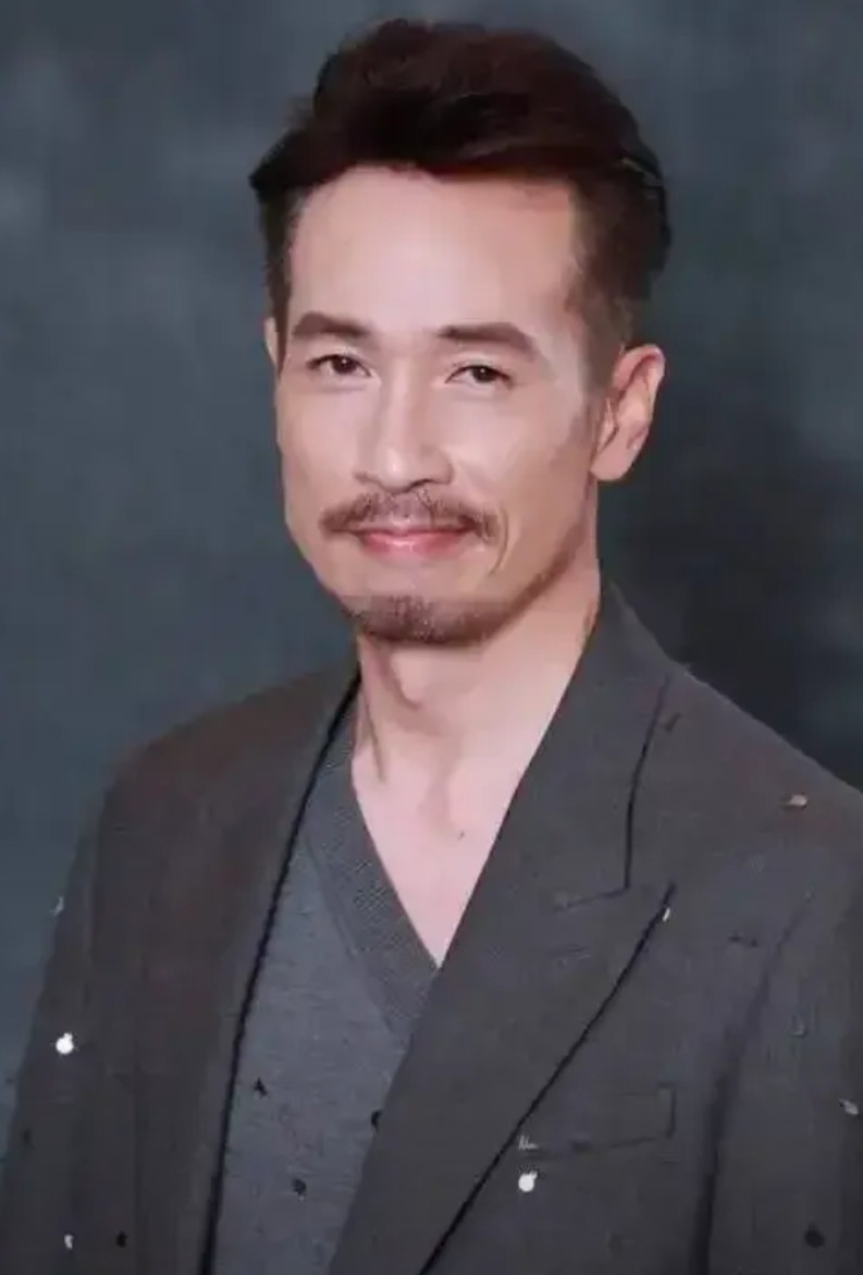 近日一条关于TVB视帝陈豪经济压力大的传闻引发了网友们的热议。据报道，陈豪和老