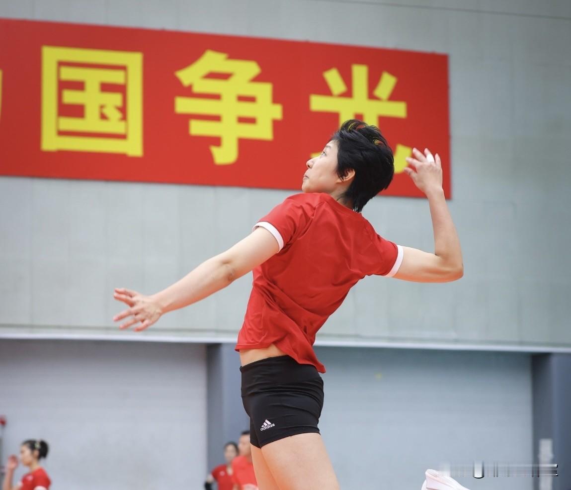 北京女排对亚冠的态度是什么？这个组队和用人就很迷！刘晓彤和外教在想什么？1