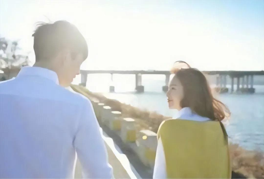 真正喜欢你的人，会不自觉地靠近你喜欢一个人时，人们往往会不自觉地靠近对方，这是一