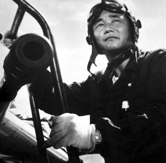 1965年，空军飞行员高翔硬是没理会毛主席定下的规矩，抬手就把闯线叫板的敌机给揍